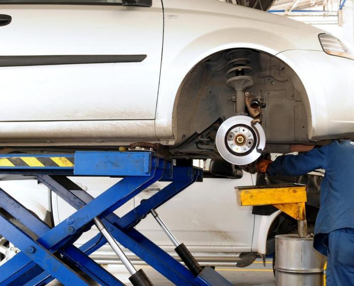 Nos mécaniciens réparent votre véhicule avec soin.